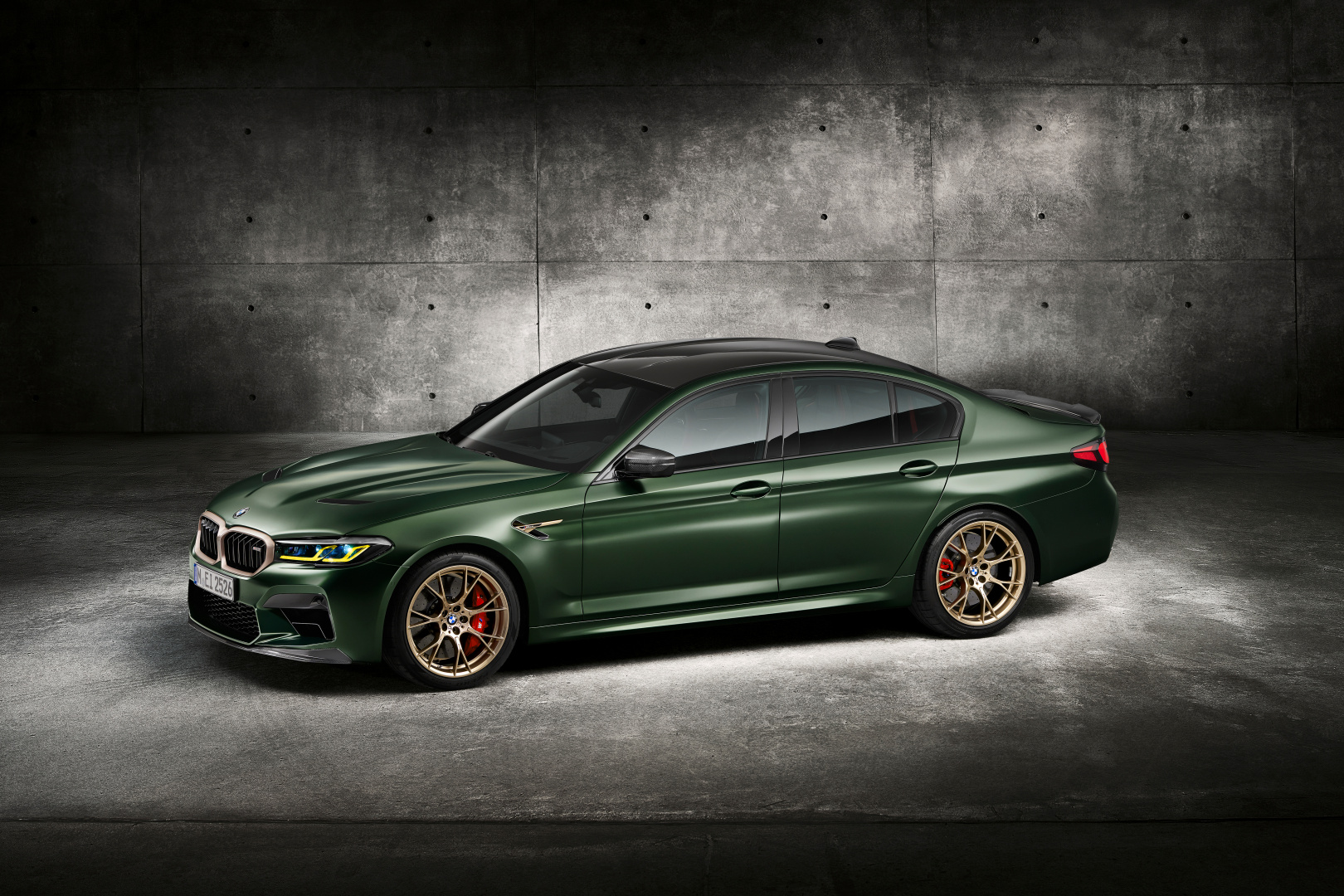 SMALL_P90411346_highRes_the-new-bmw-m5-cs-st